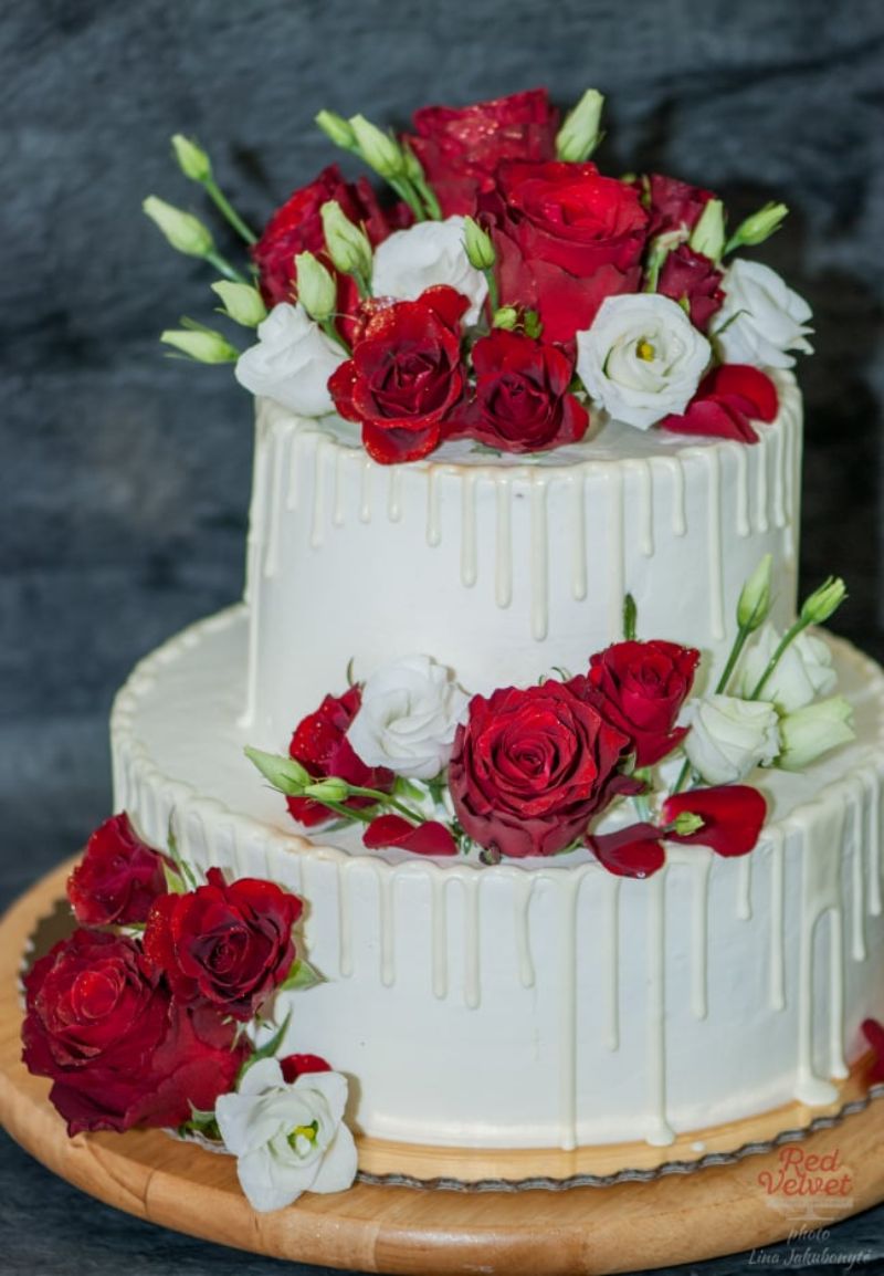 Vestuvių tortas, puoštas kremu, balto šokolado nubėgimas, gyvos gėlės (25eur/kg)